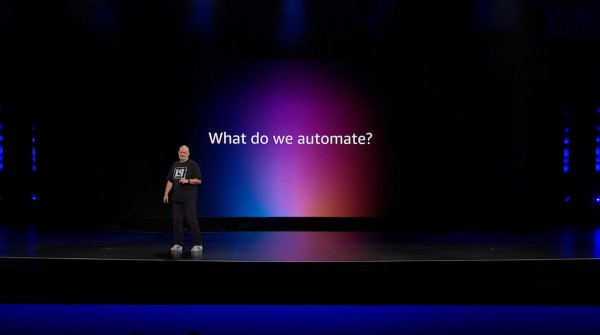 re:Invent 用“简单性”策略打破数据库 CAP “不可能三角”，用 AI 唤醒“沉睡”数据